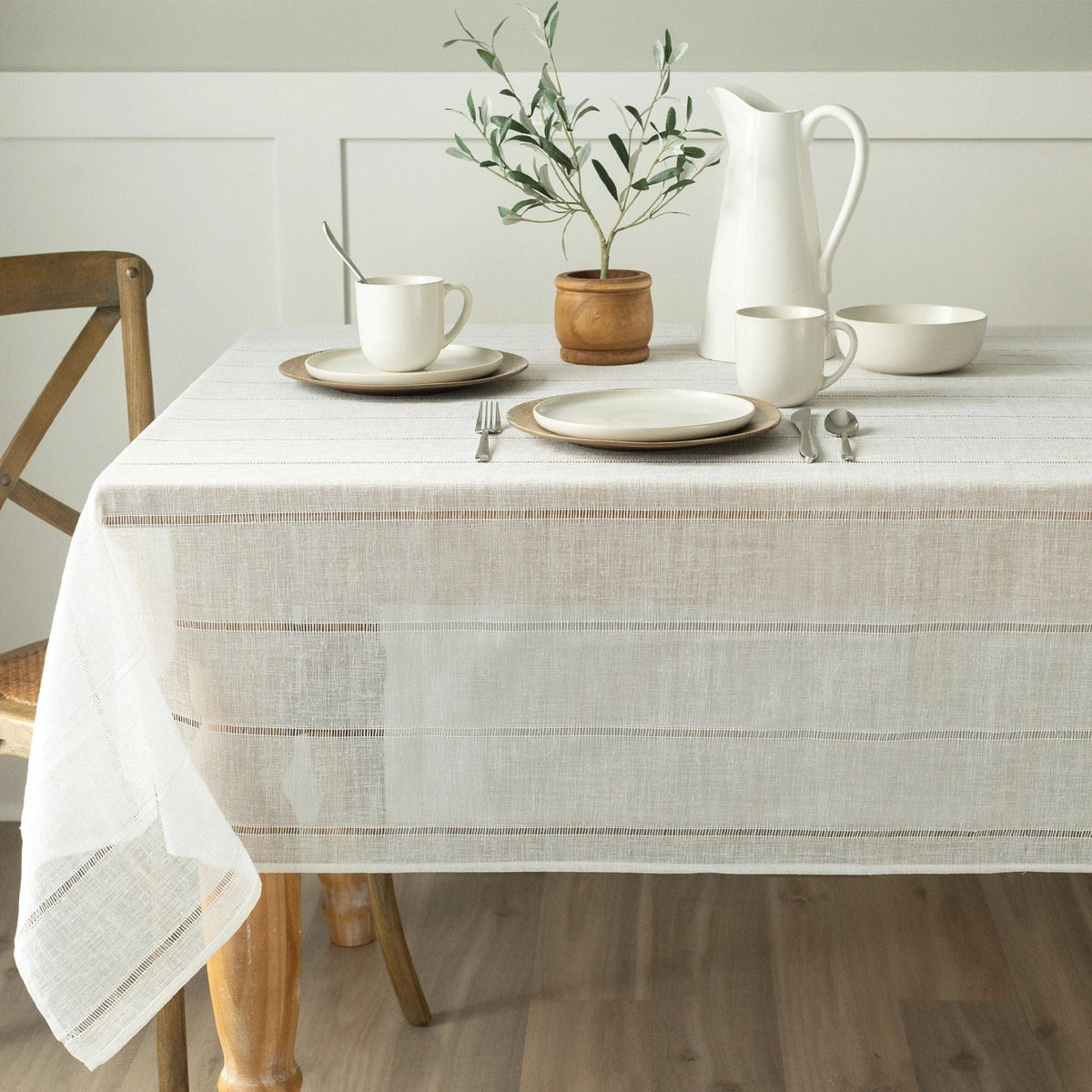 Amscan BASIC Fabric Tablecloth w/ Lace Insets